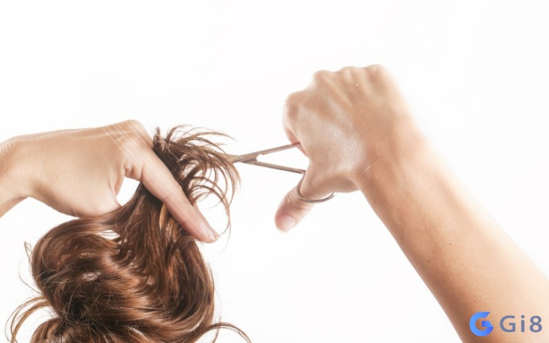 Mộng thấy một người phụ nữ đang tự cắt tóc cho chính mình